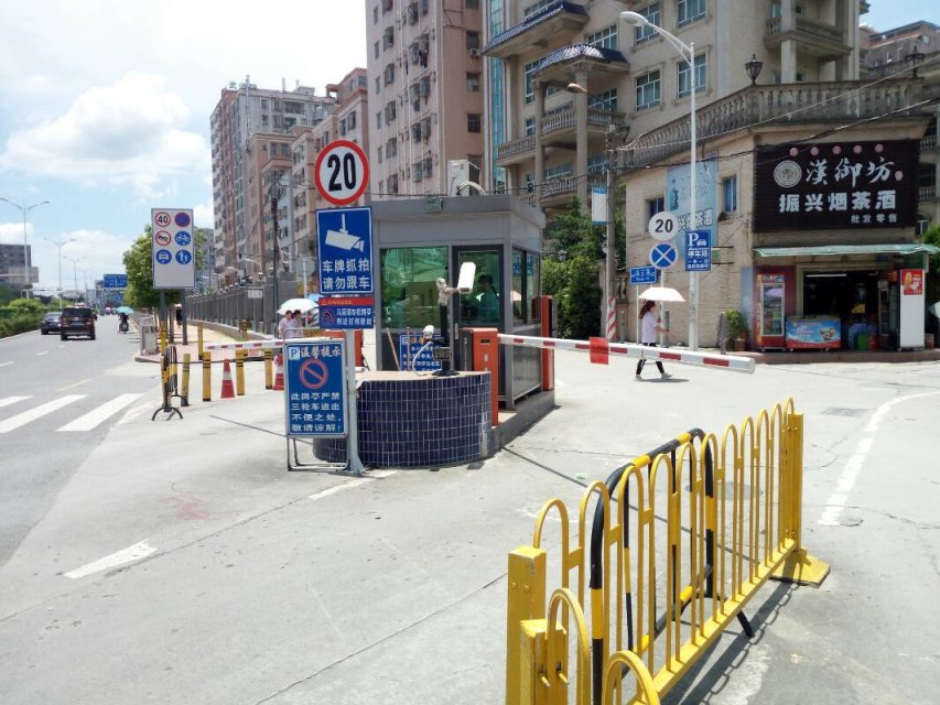 玉律社区停车场